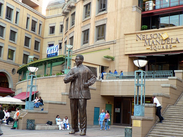 Johannesburg med statyn Nelson Mandela
